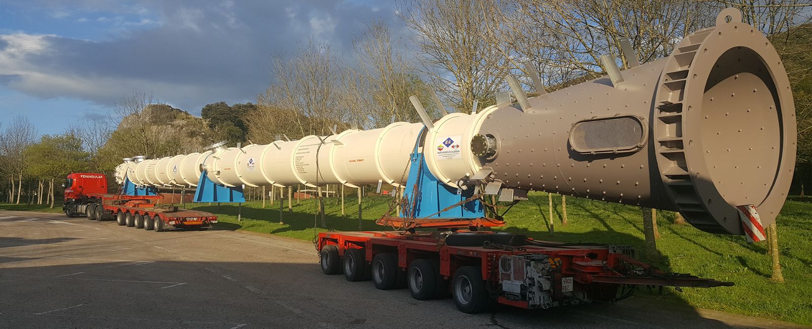 Convoy Peninsular transportando una estructura cilíndrica de gran tamaño